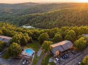 A residential area with houses, a swimming pool, and a parking lot. - Ozark Skyline Retreat (Branson West)