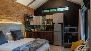 1 bedroom, iron/ironing board, internet, bed sheets