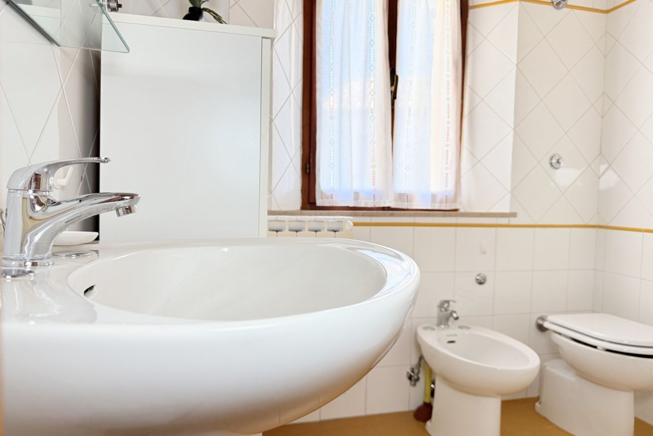 Shower, bidet, towels