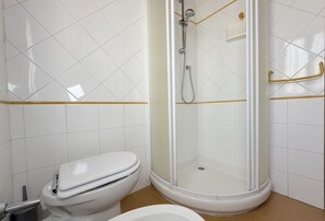 Doccia, bidet, asciugamani
