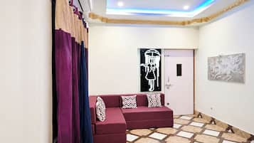 Deluxe Studio | Desk, soundproofing, free WiFi