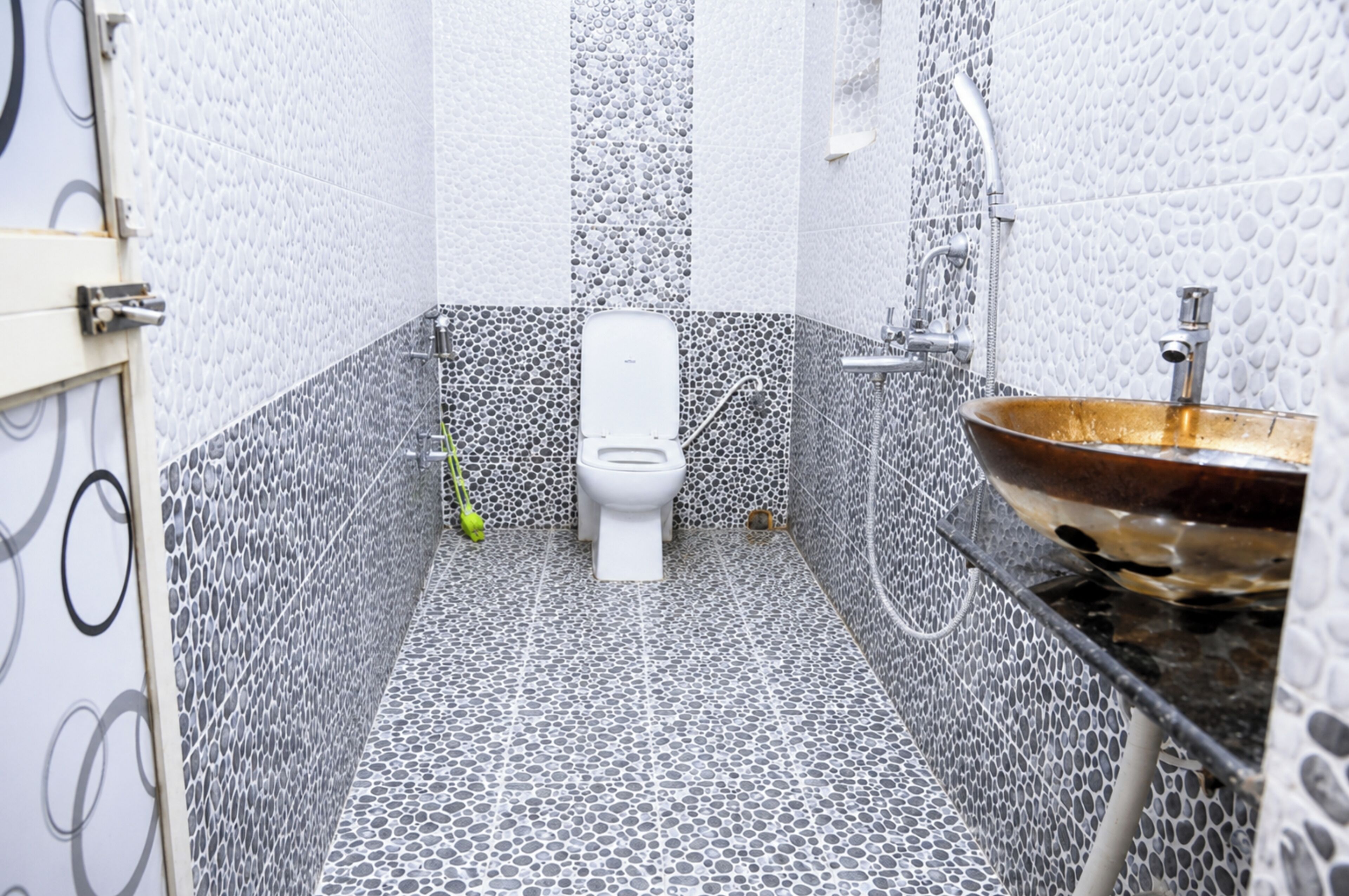 Deluxe Studio | Bathroom | Shower, slippers, soap, shampoo