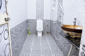 Studio Deluxe | Phòng tắm | Buồng tắm vòi sen, dép đi trong nhà, xà phòng, dầu gội 