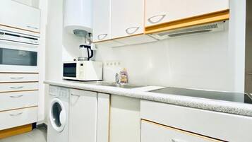 Mini-fridge, microwave, oven, stovetop
