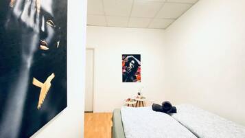 Basic Room | Iron/ironing board