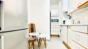 Mini-fridge, microwave, oven, stovetop