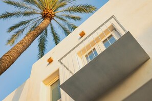 A building with a white facade, a visible window, and a palm tree. - Casa Olivera 2 bedroom apartment with 2 bathrooms, historic center of Dénia (Dénia)