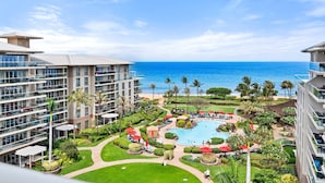 Ein Hotel mit mehreren Etagen, einem Schwimmbad und Meerblick.