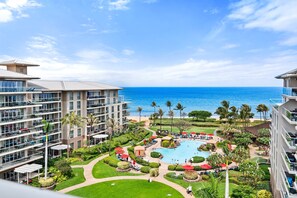 Un hotel con diversi piani, una piscina e vista sull'oceano.