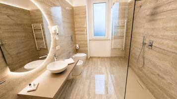 Dusche, Haartrockner, Bidet, Seife
