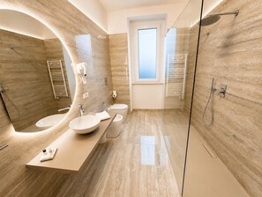Douche, sèche-cheveux, bidet, savon