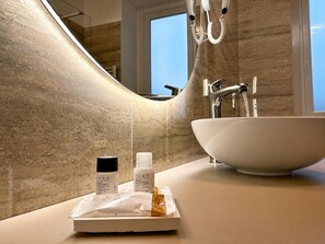 Douche, sèche-cheveux, bidet, savon