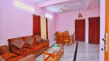Deluxe kamer, patio | Woonruimte
