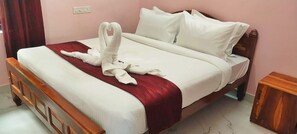 Quarto luxo, varanda | Escrivaninha, espaço de trabalho para notebook, Wi-Fi de cortesia
