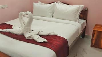 Quarto luxo, varanda | Escrivaninha, espaço de trabalho para notebook, Wi-Fi de cortesia