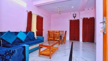 Deluxe Room, Patio | Living area