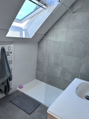 Douche, sèche-cheveux, serviettes fournies, savon