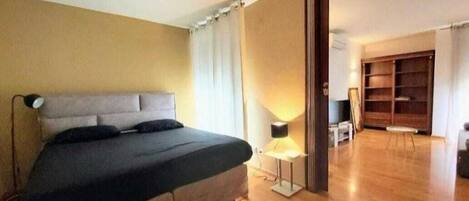 5 bedrooms, iron/ironing board, WiFi, bed sheets