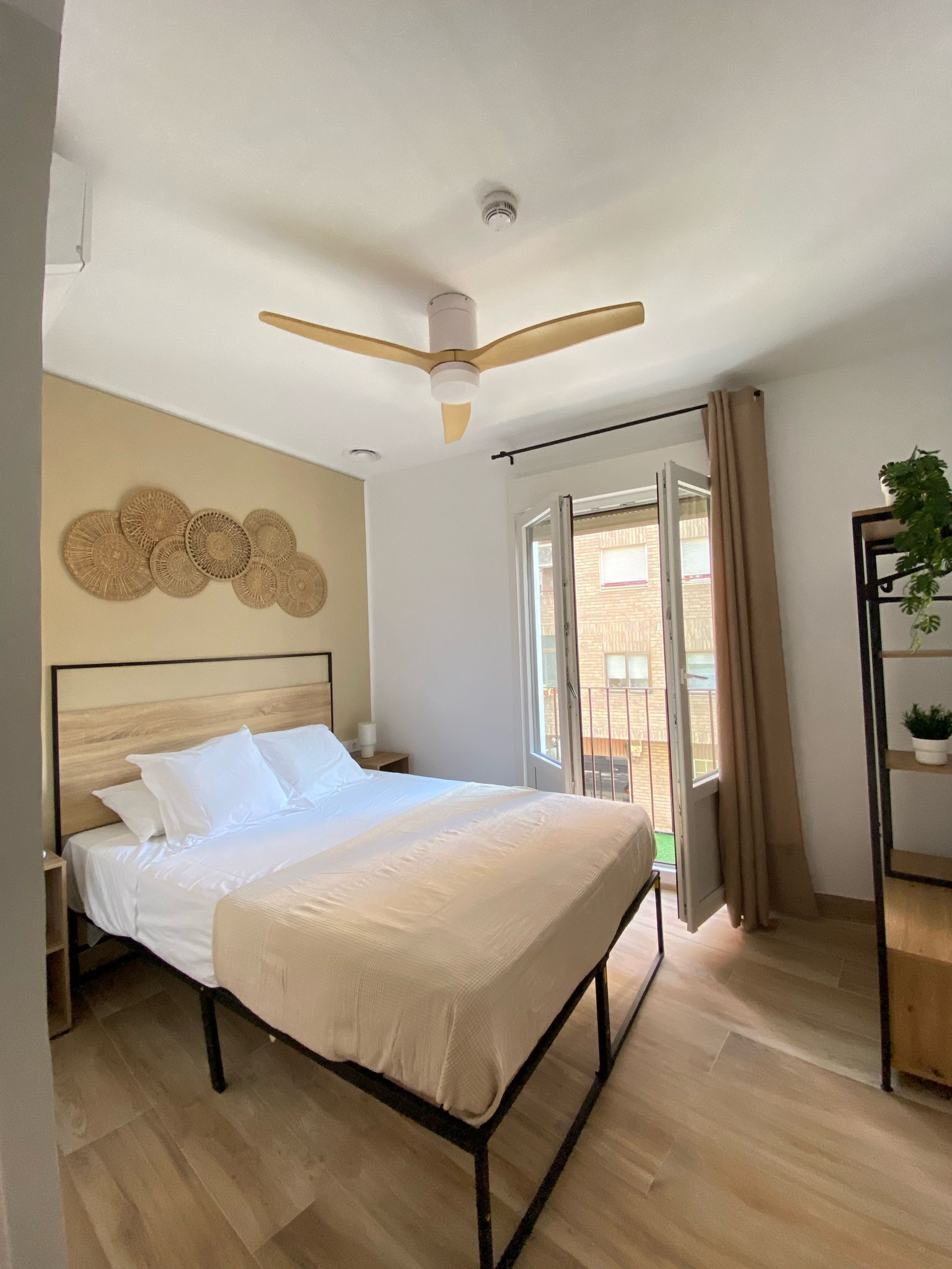 Kamar Double Standar | Ruang kerja ramah laptop dan Wi-Fi gratis