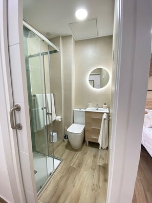 Kamar Double Standar | Kamar mandi | Shower, handuk, sabun, dan sampo