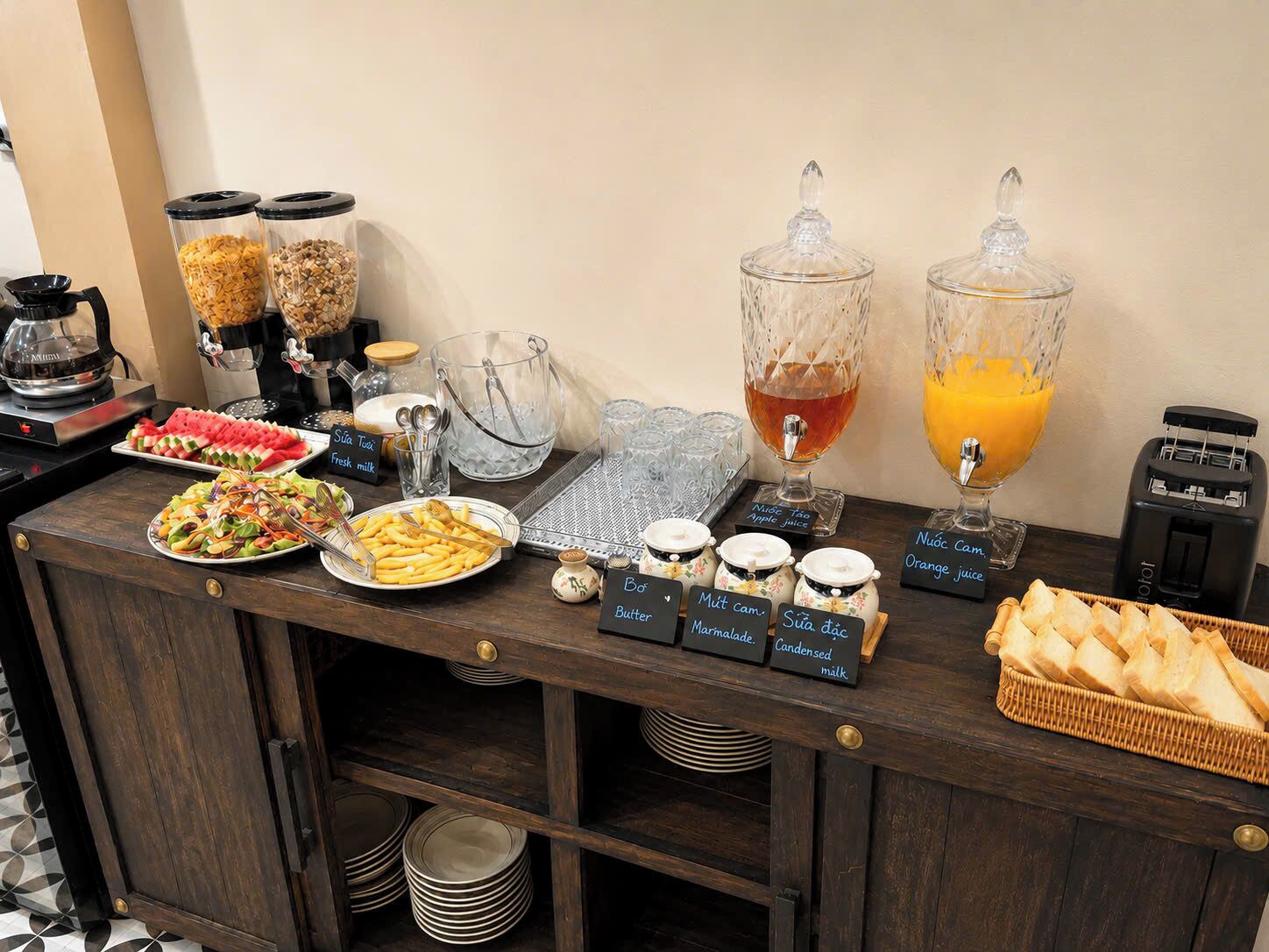 Montaje de bufé con diversos alimentos y bebidas.