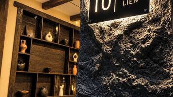 A stone wall with a sign indicating room number 10, Hoàng Liên.