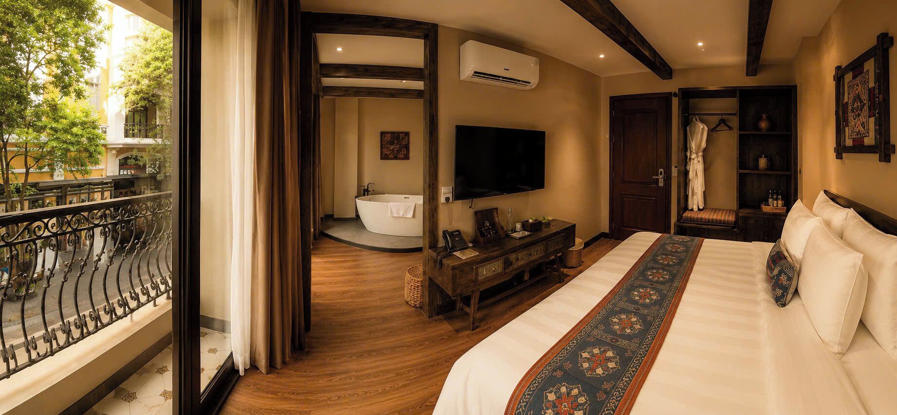 Luxury Suite, City View | Desk, blackout curtains, soundproofing, free WiFi