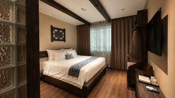 Quarto casal luxo | Roupas de cama premium, edredons de pluma, frigobar, escrivaninha