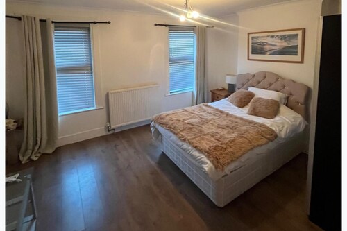 3 Bed House Sleeps 6 -enclosed Garden-free Parking
