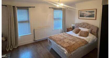 3 Bed House Sleeps 6 -enclosed Garden-free Parking