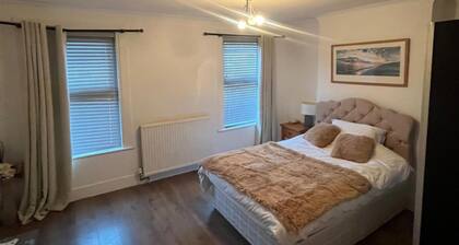 3 Bed House Sleeps 6 -enclosed Garden-free Parking