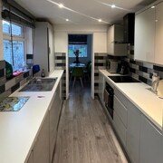 3 Bed House Sleeps 6 -enclosed Garden-free Parking