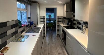 3 Bed House Sleeps 6 -enclosed Garden-free Parking