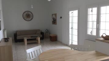Apartment, Courtyard View | Living area