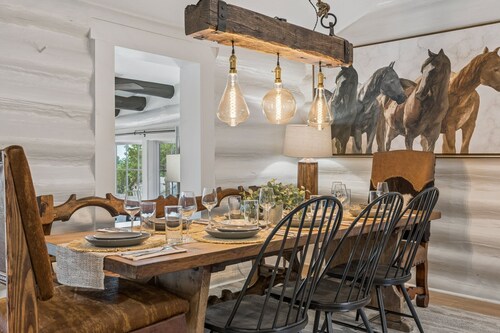 Log-cabin 3BR sleeping 10 near SNU — room for the whole group. #MW