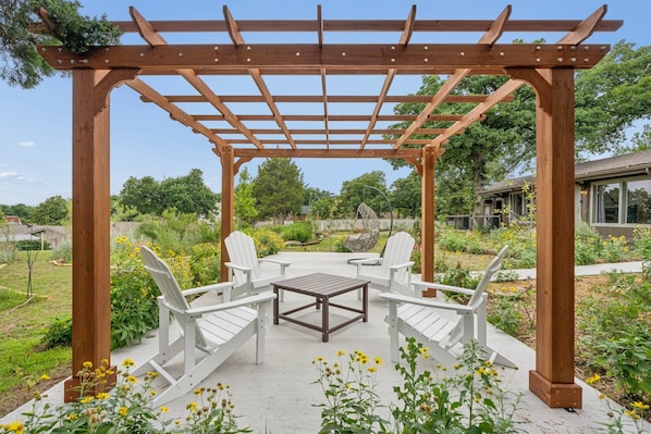 Terrace/patio - Restored log cabin, 10 mins Wiley Post. Sleeps 10, fenced yard, dog-friendly. #Ma (Oklahoma City)