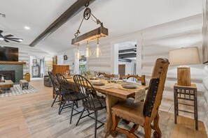 Dining - Restored log cabin, 10 mins Wiley Post. Sleeps 10, fenced yard, dog-friendly. #Ma (Oklahoma City)