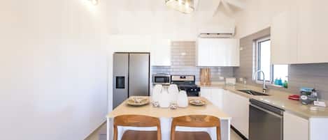 Wasserkocher mit Kaffee-/Teezubehör, Kühlschrank, Mikrowelle, Ofen