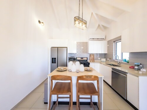  Private villa pool & garden, 3 bed 3 bath, sleeps up to 8 guests by Aruba Coco