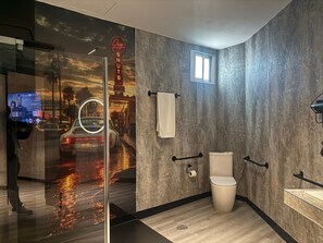 A modern bathroom with a glass shower enclosure, a toilet, and a sink. - Hotel Reset (Humanes de Madrid)