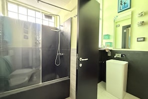 Kylpyhuone, jossa on suihku, wc ja pesuallas.