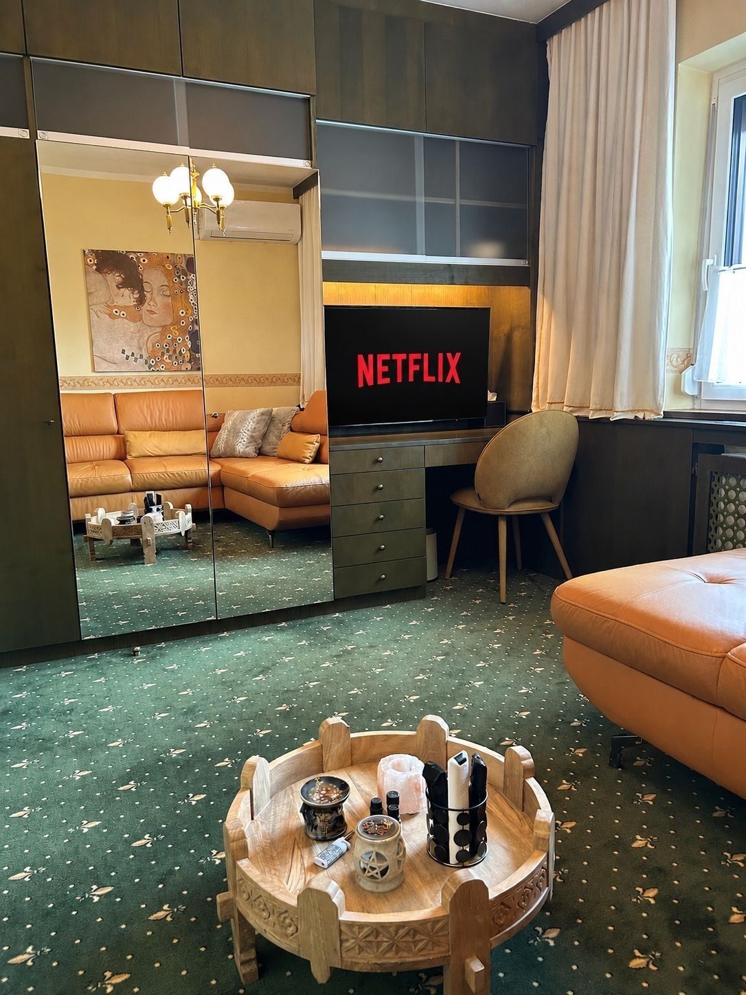 Smart-TV, DVD-Player, Bücher, Musikbibliothek