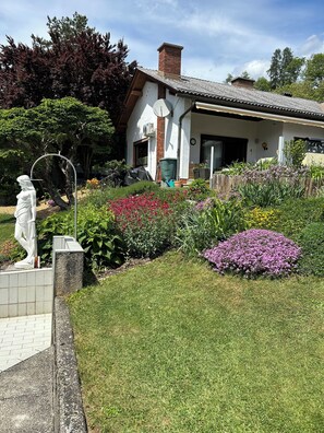 A house with a garden, a statue, and a satellite dish. - Golden Rooms Exclusive (Völkermarkt)