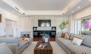 TV, fireplace - Luxury 5BR Villa Benalmádena | Pool & Jacuzzi REF073 (Benalmádena)