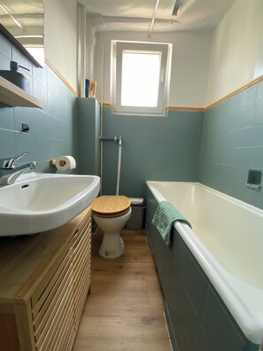 Hair dryer, towels, soap, toilet paper - Vrbo Property (Villingen-Schwenningen)