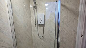 Dusche, Haartrockner, Handtücher, Seife