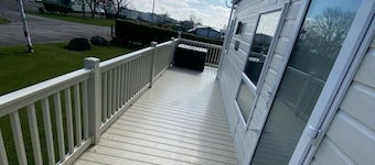 2-bed Caravan - Sleeps 6 - Family & Pet Friendly