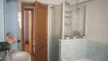 Maison, 2 chambres | Salle de bain