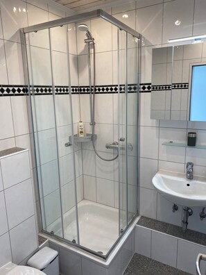 Chuveiro, secador de cabelo, toalhas de banho, sabonete