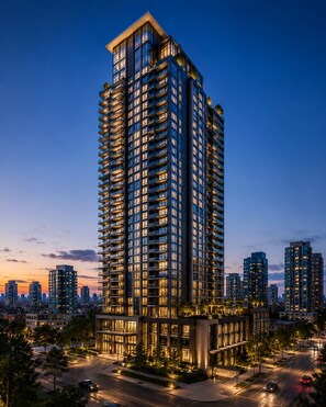Un edificio alto con varios balcones, rodeado por un paisaje urbano al anochecer.